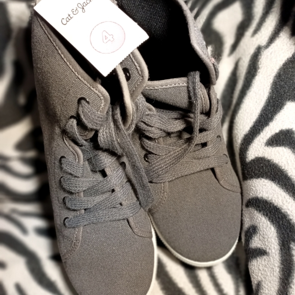 New cat and jack shoes size 4 in boy youth grey and white